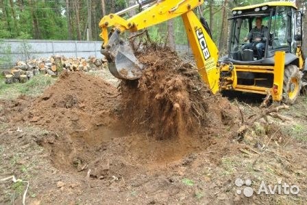 Корчевание пня при помощи бульдозера